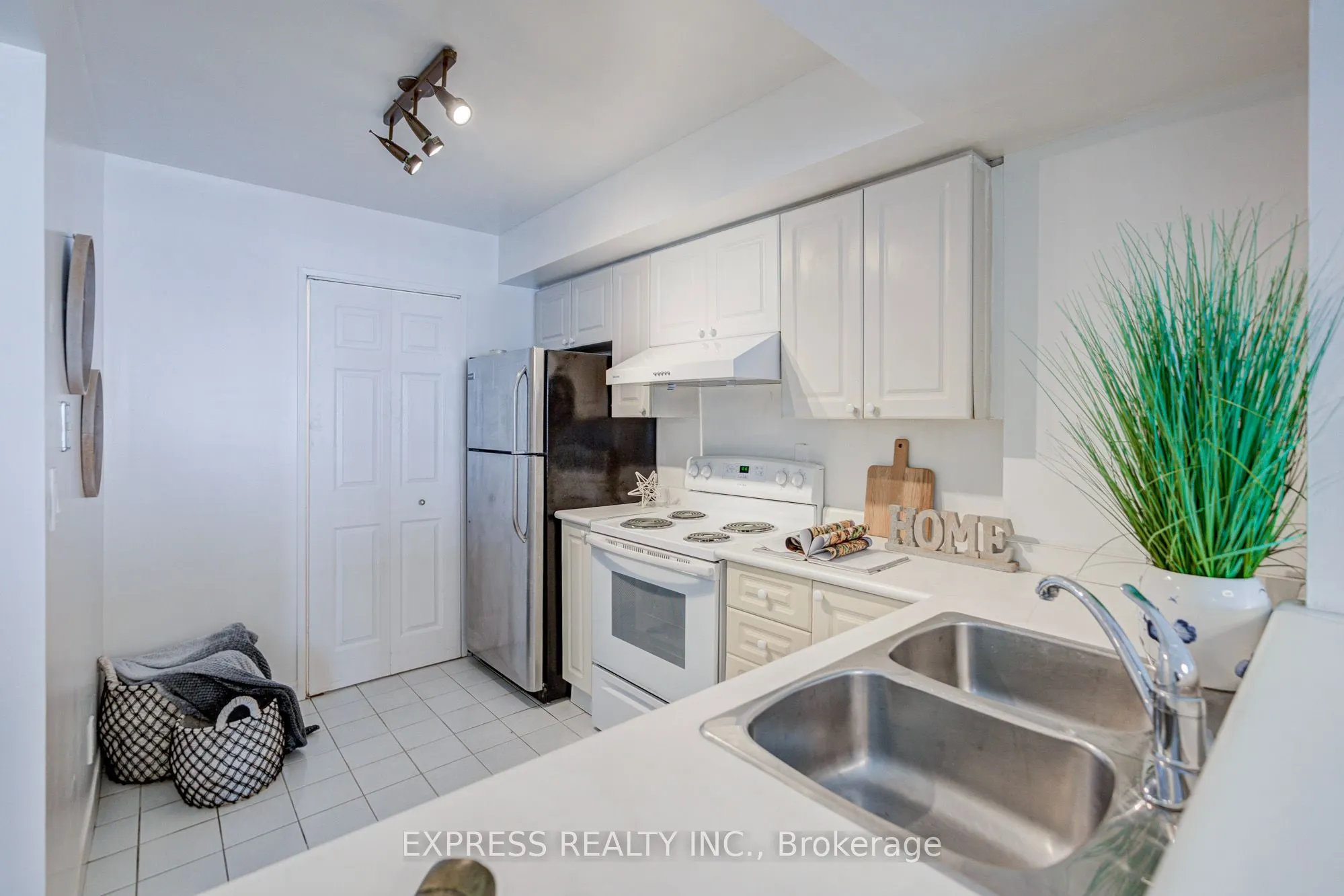 18 Lee Centre Drive #1111