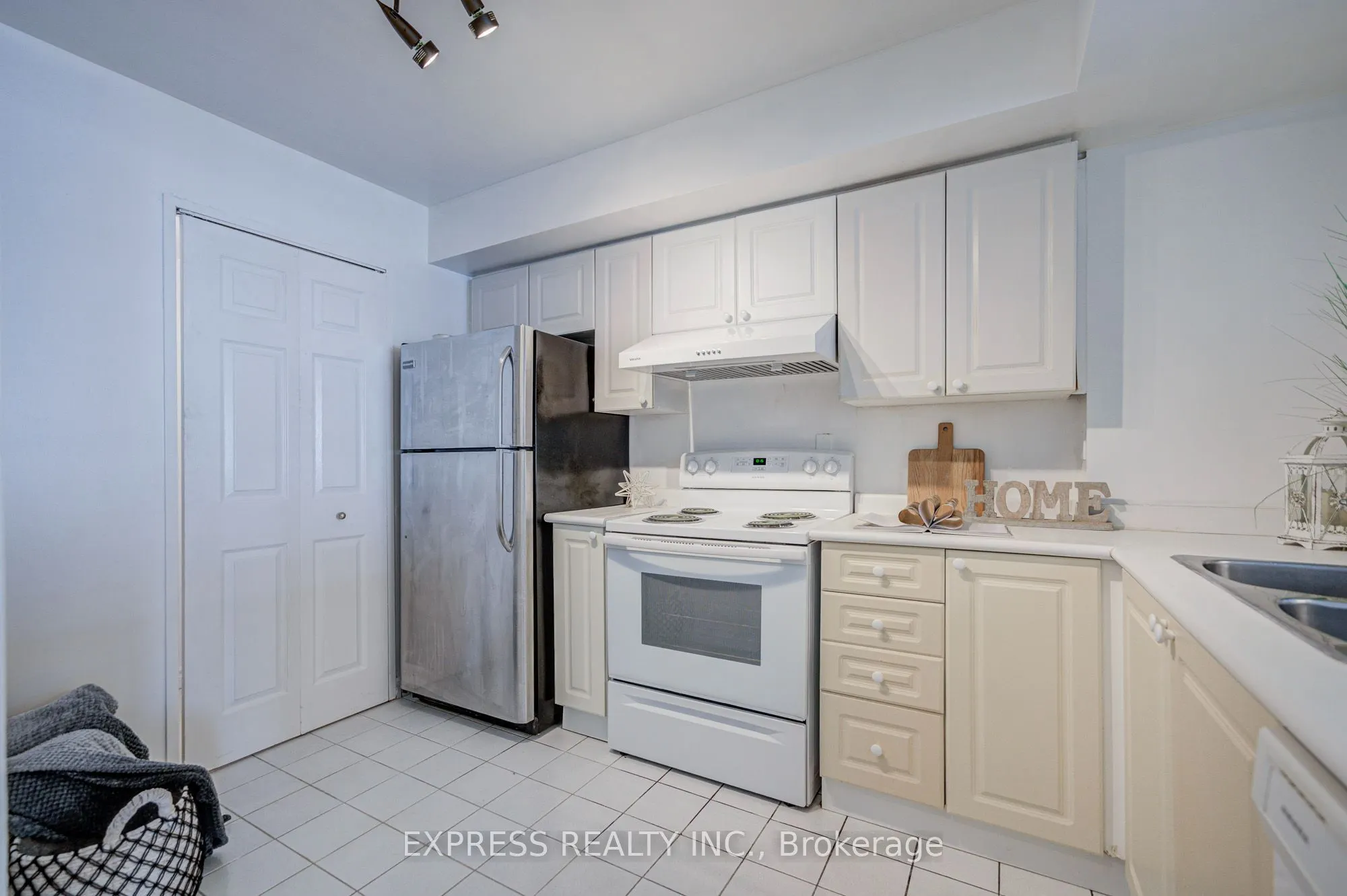18 Lee Centre Drive #1111