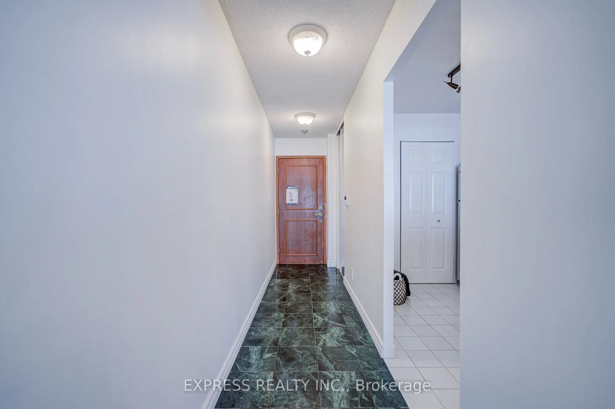 18 Lee Centre Drive #1111