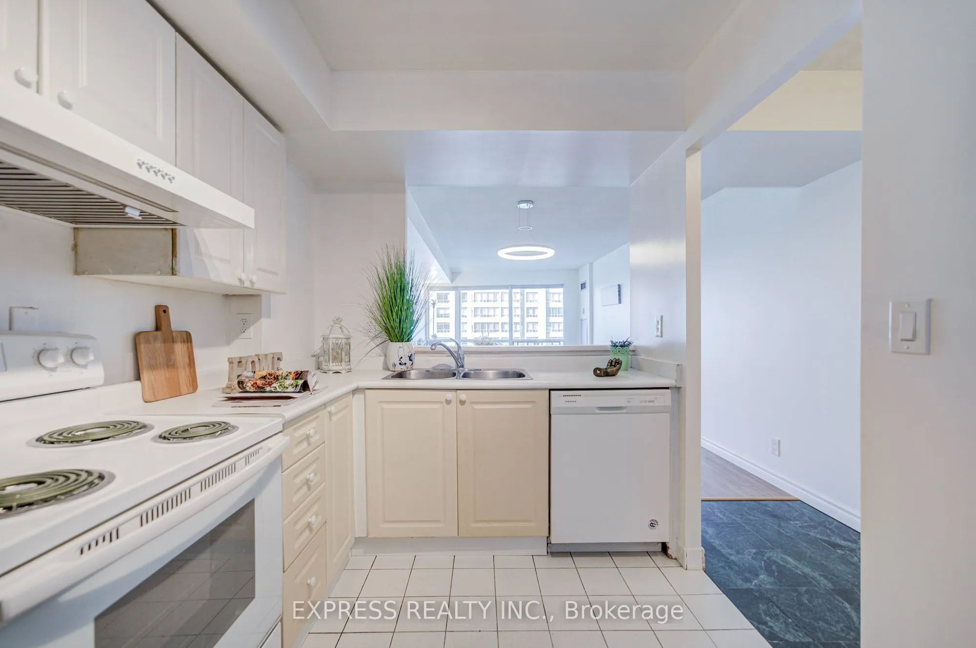 18 Lee Centre Drive #1111
