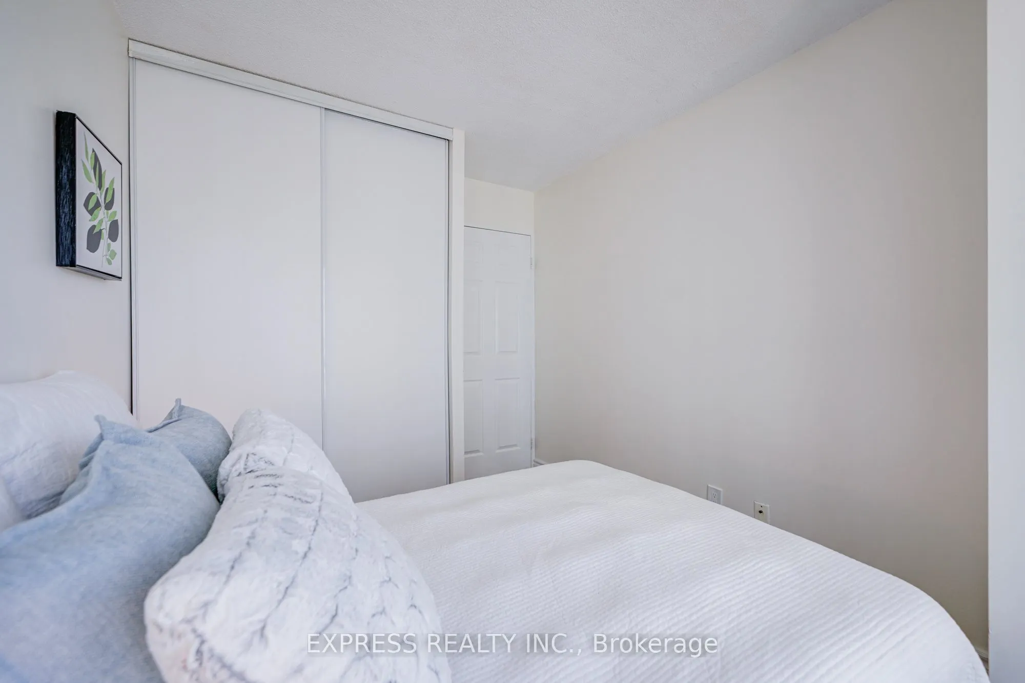 18 Lee Centre Drive #1111