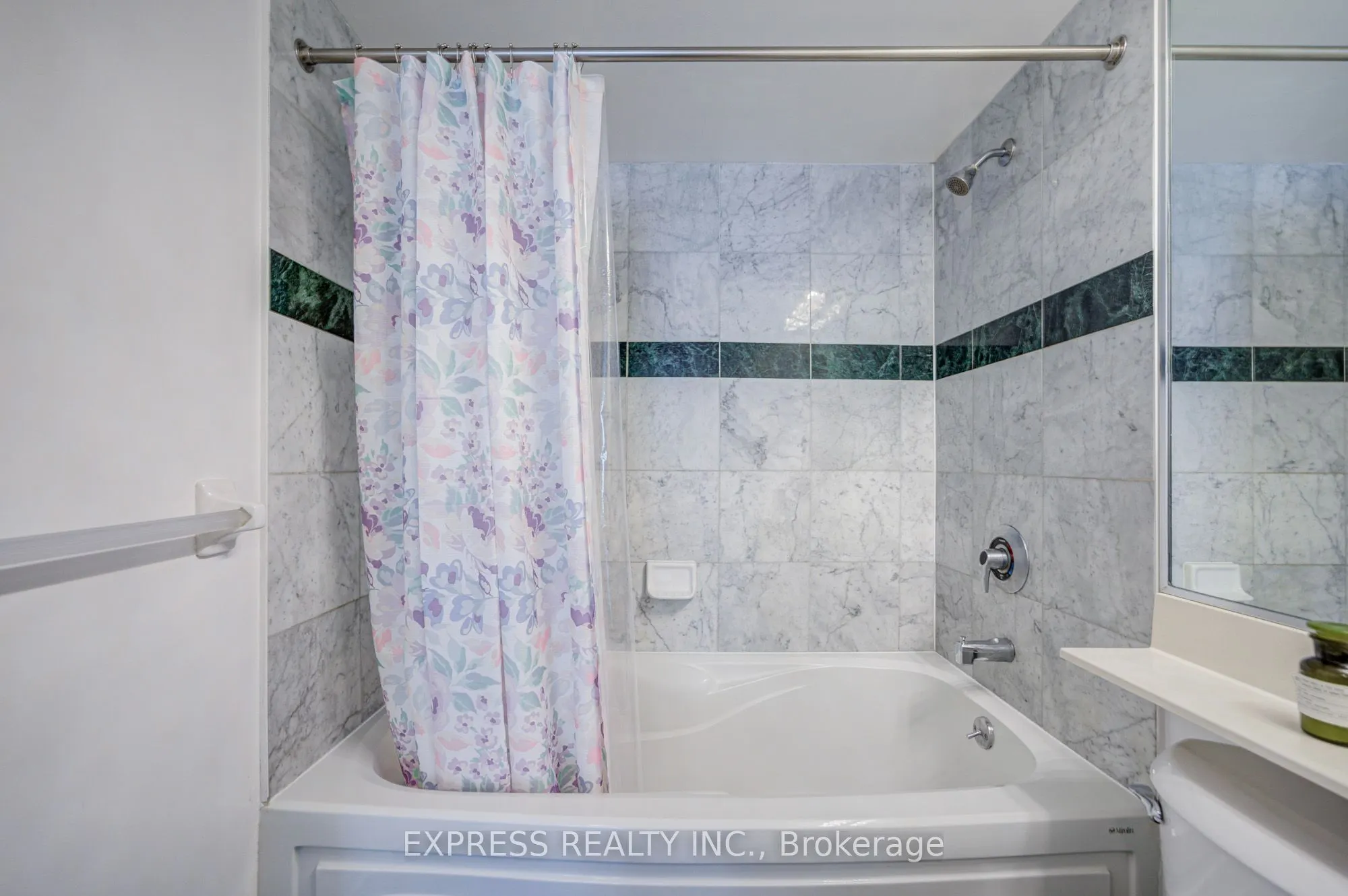 18 Lee Centre Drive #1111