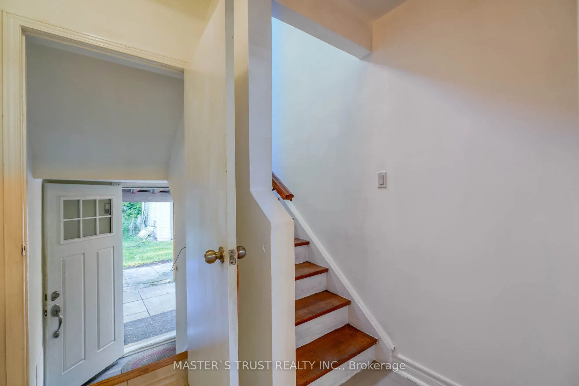 10 Lindal Avenue