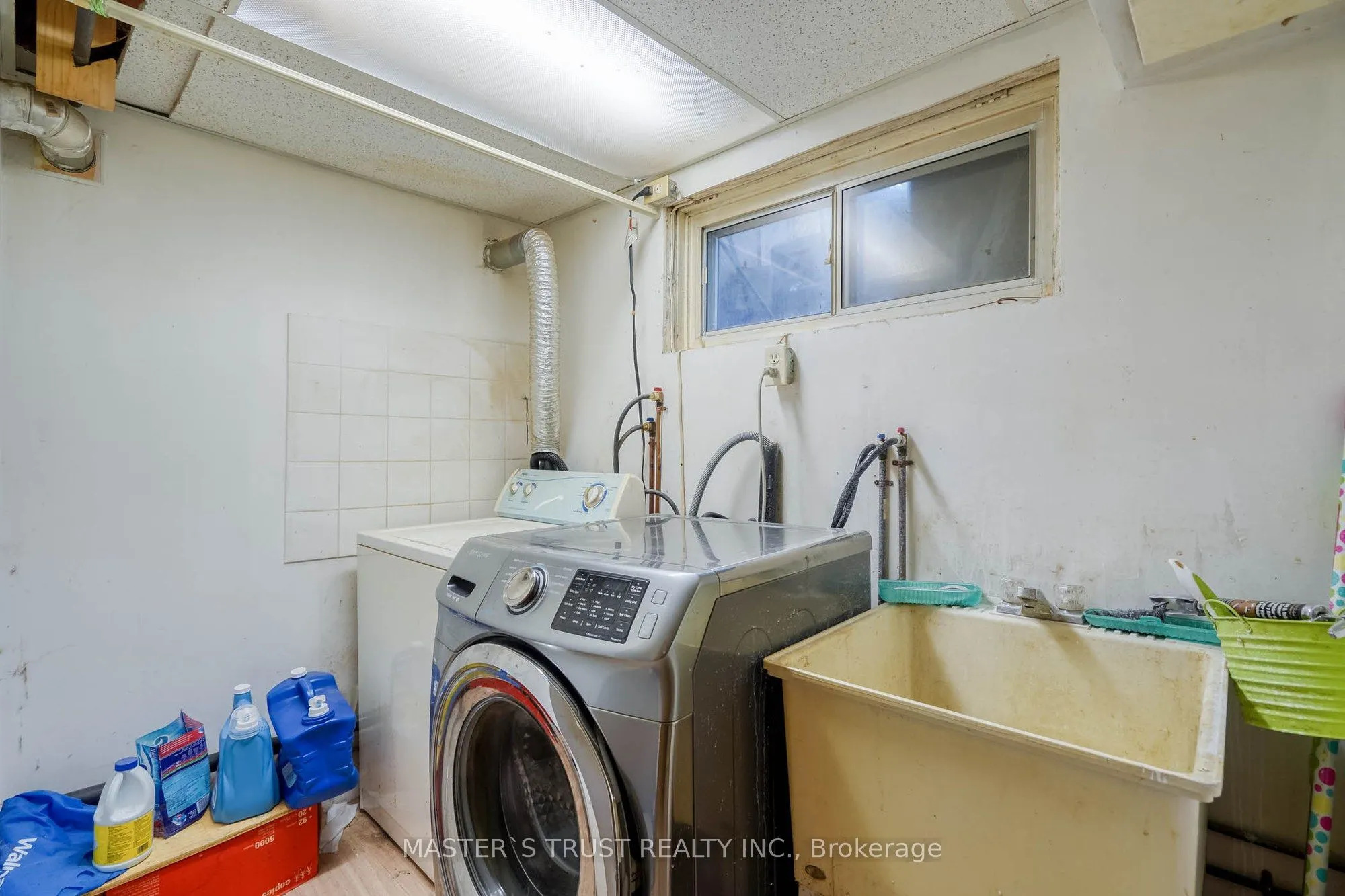 10 Lindal Avenue