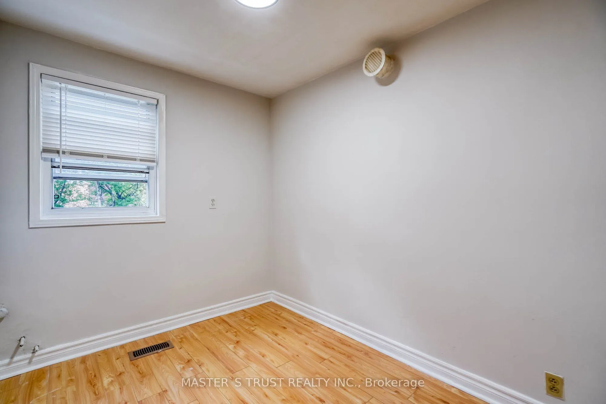 10 Lindal Avenue