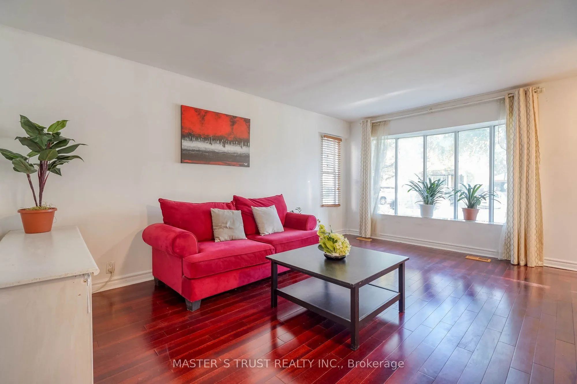 10 Lindal Avenue