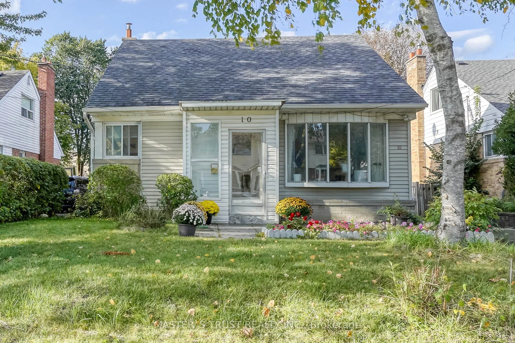 10 Lindal Avenue
