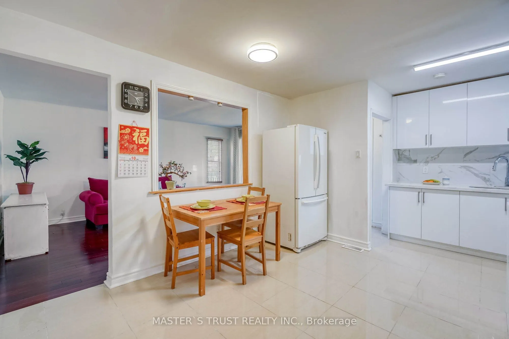 10 Lindal Avenue