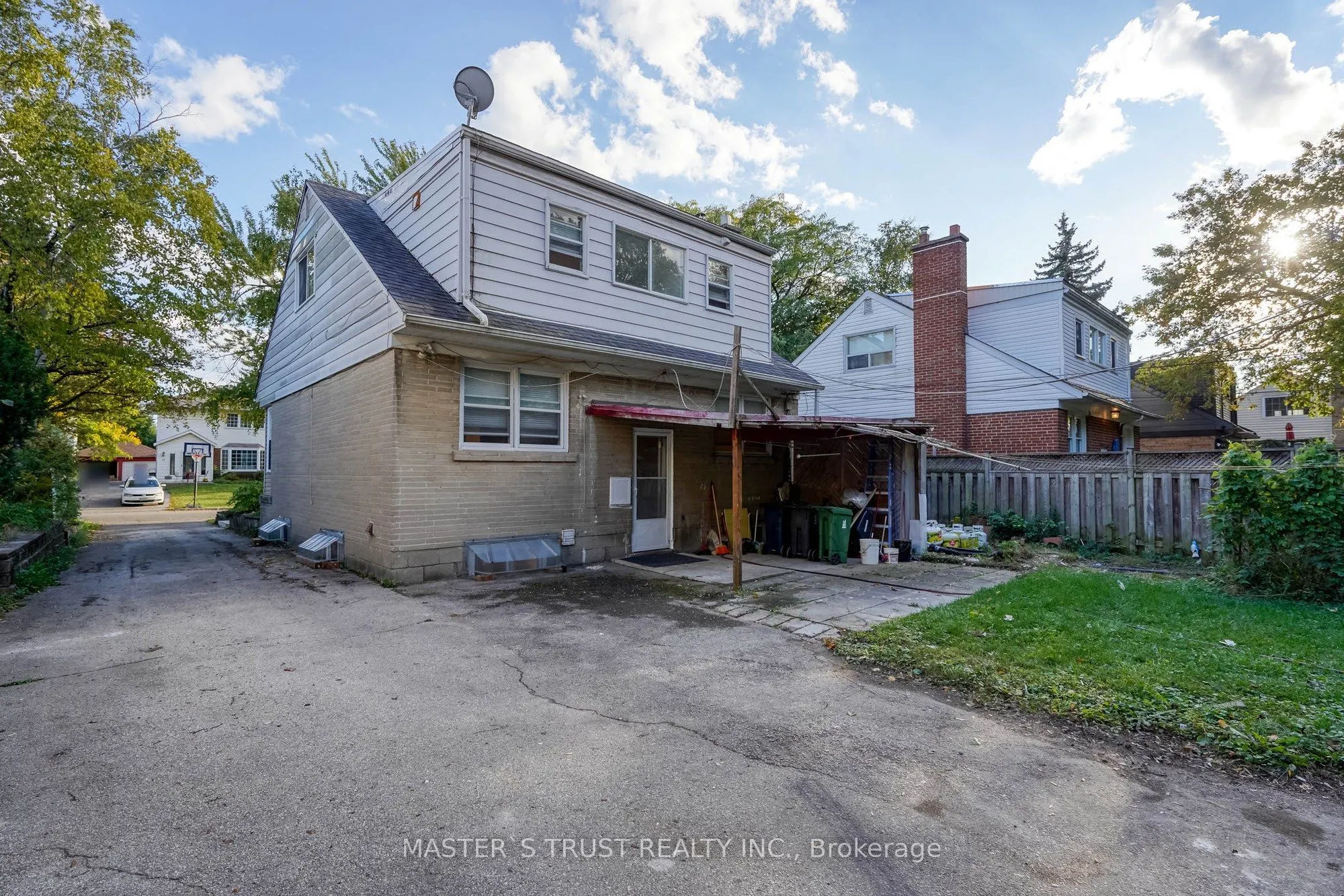 10 Lindal Avenue