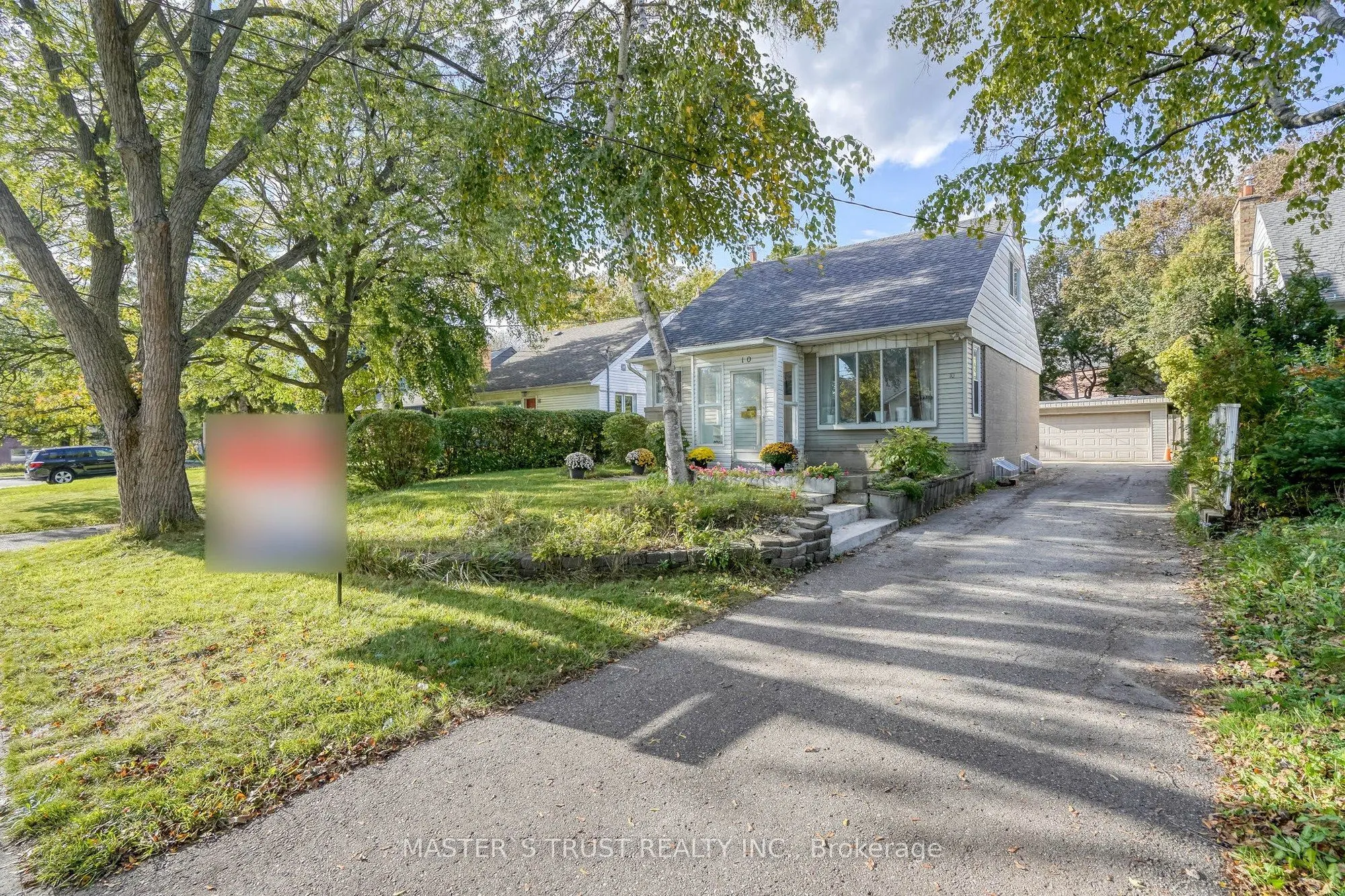 10 Lindal Avenue