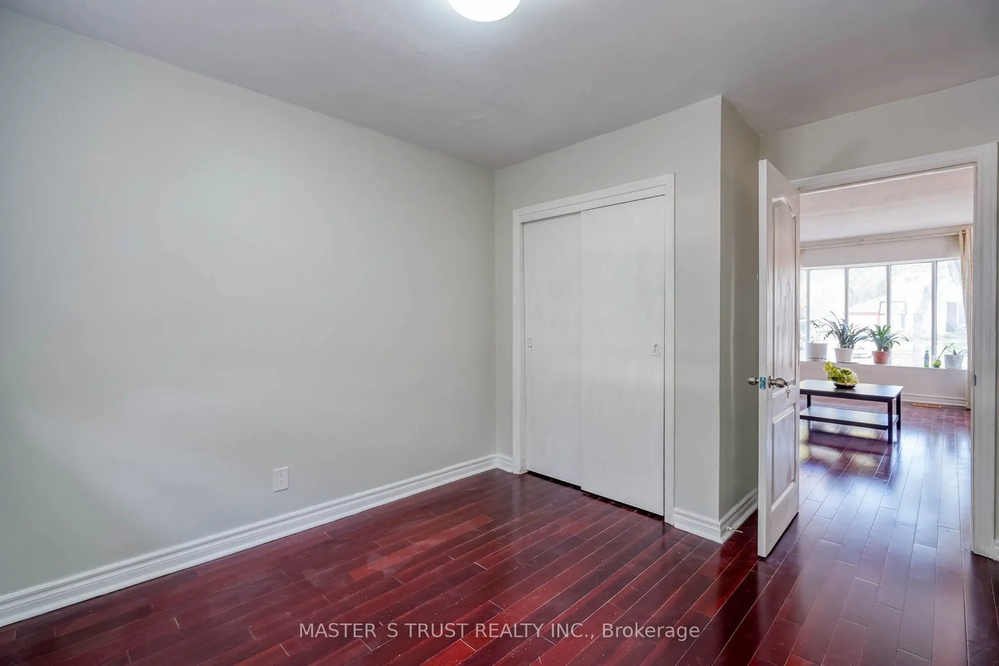 10 Lindal Avenue
