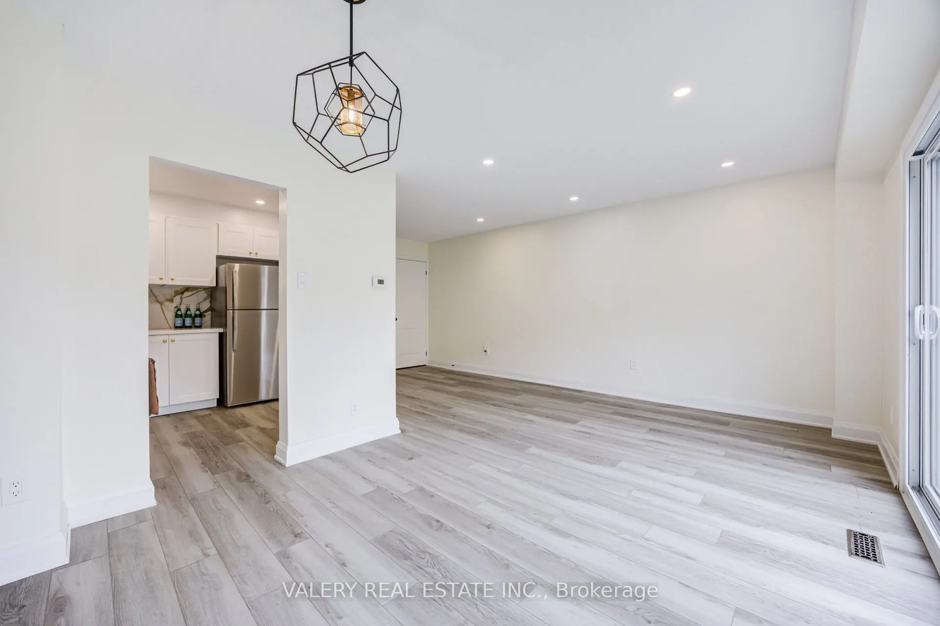 1131 Sandhurst Circle #50