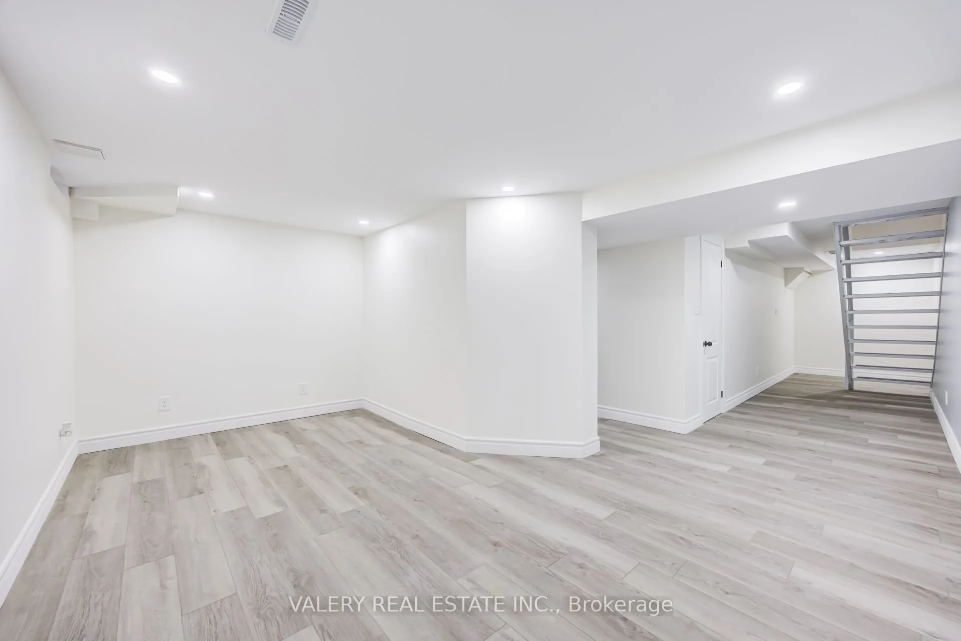 1131 Sandhurst Circle #50