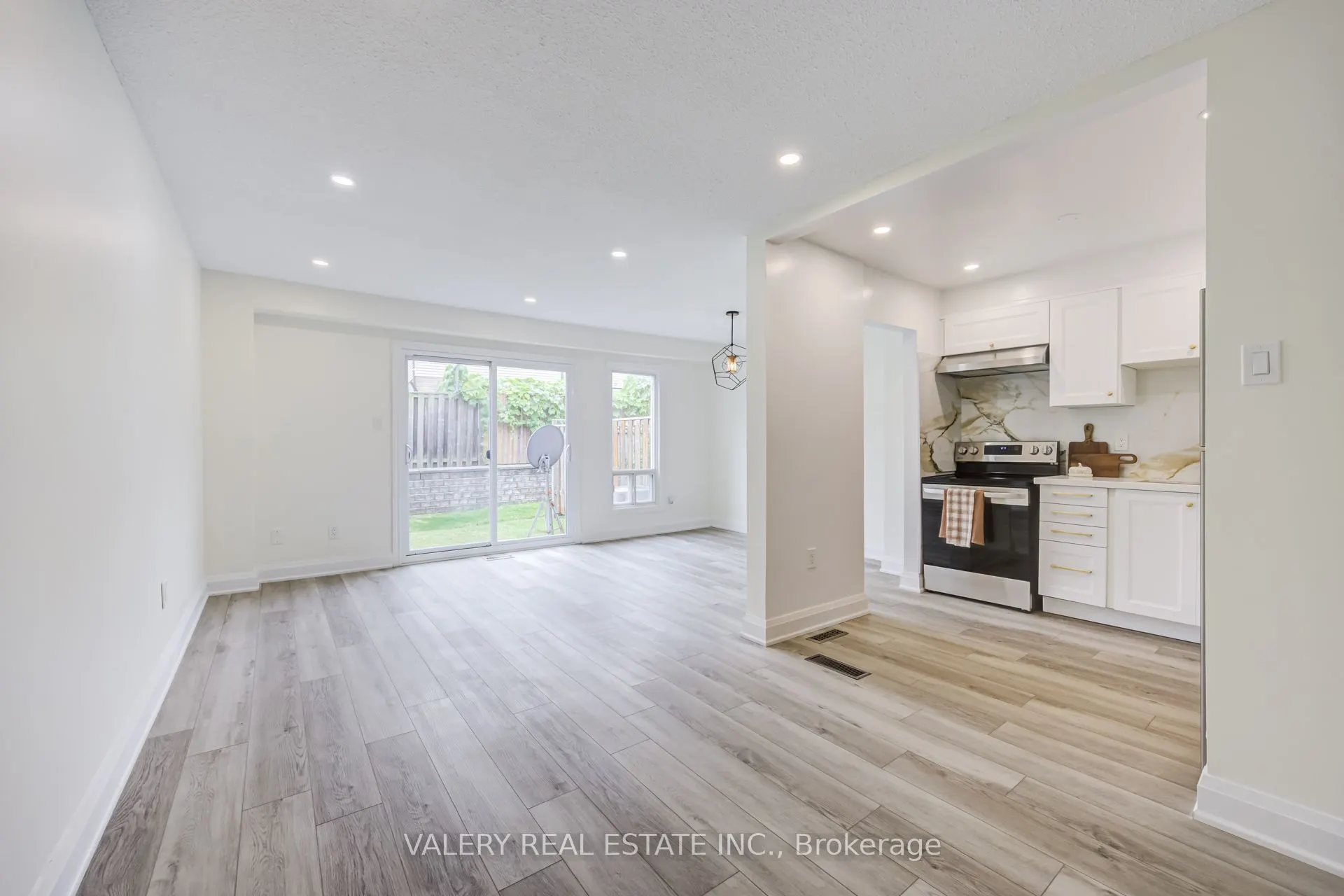 1131 Sandhurst Circle #50