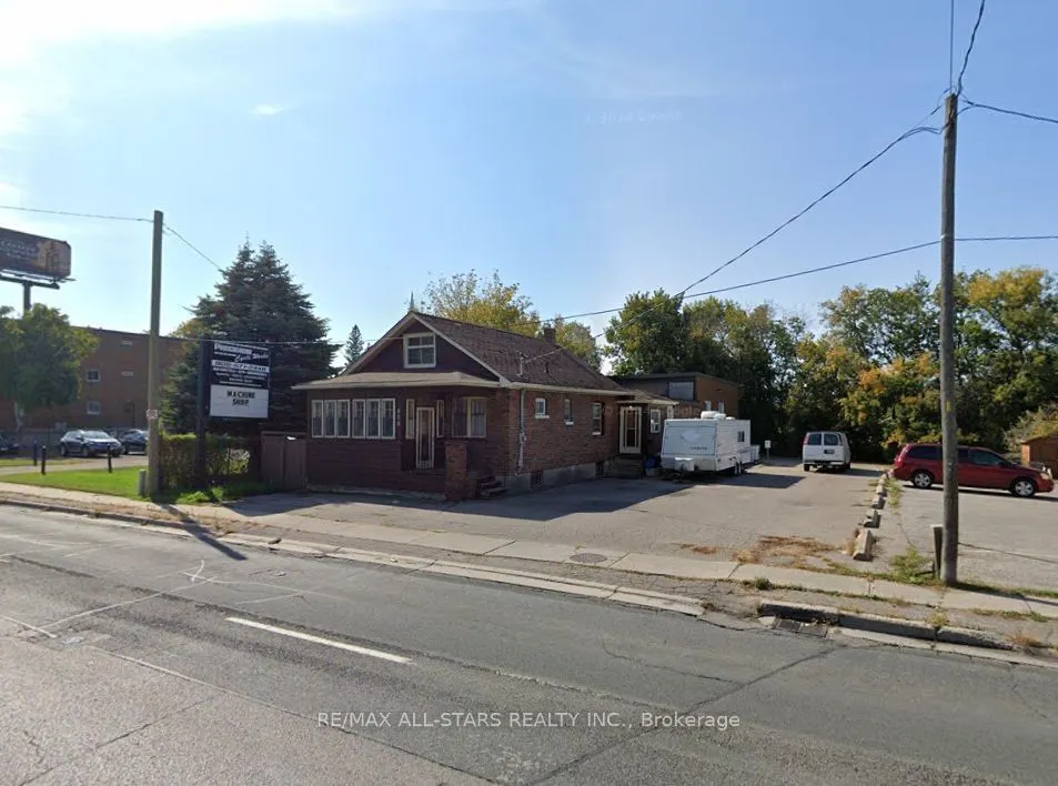 818 Simcoe Street S