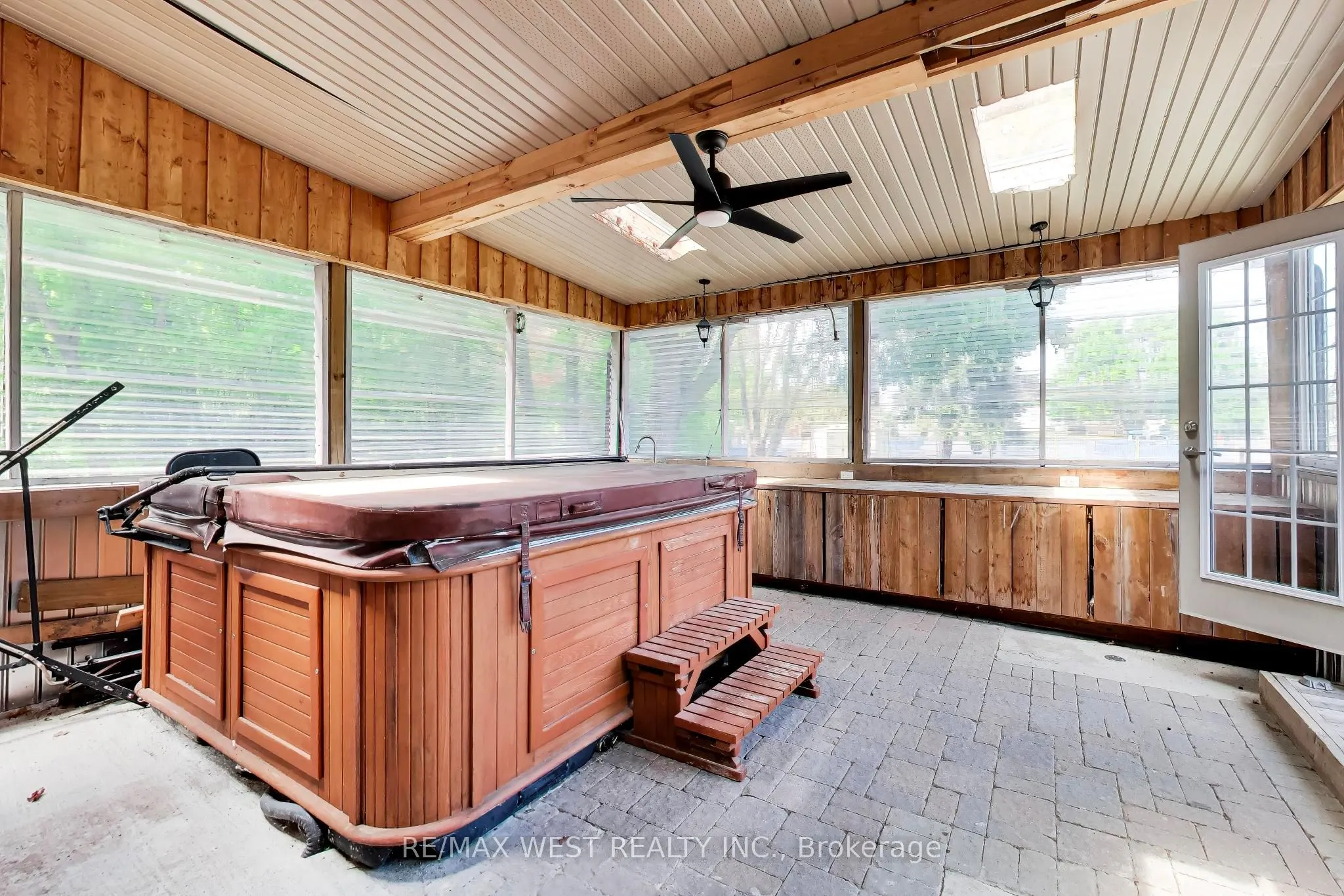 128 Roser Crescent