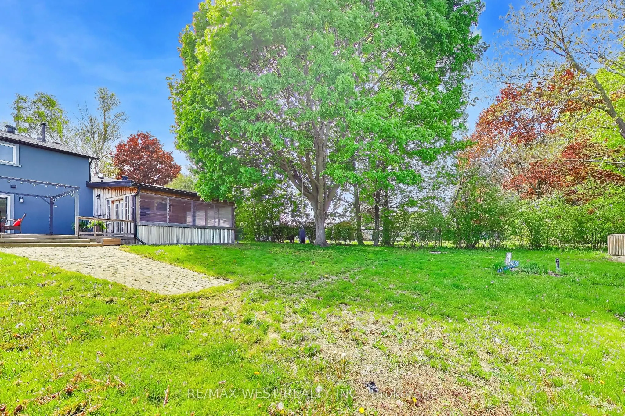 128 Roser Crescent