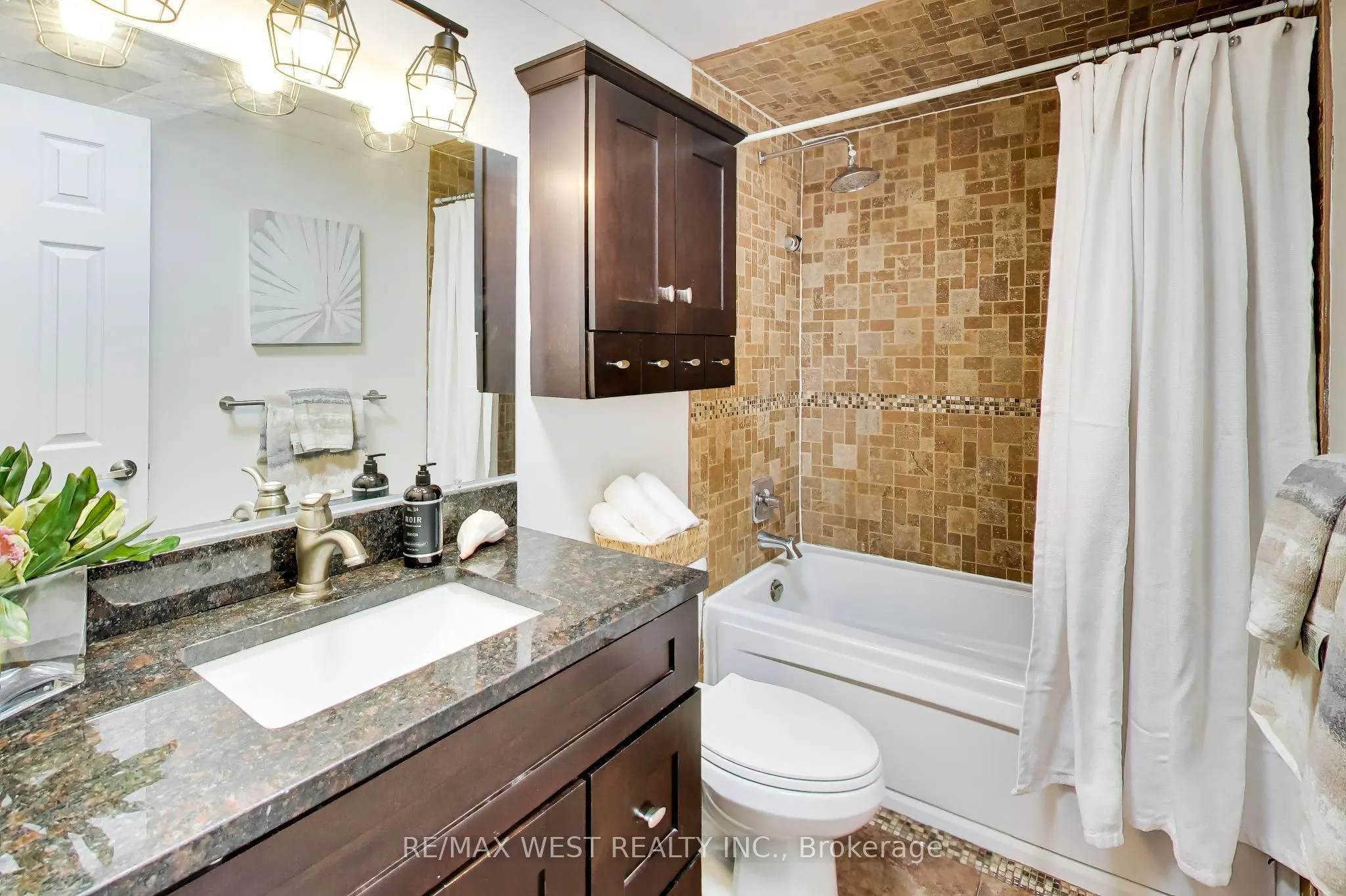 128 Roser Crescent