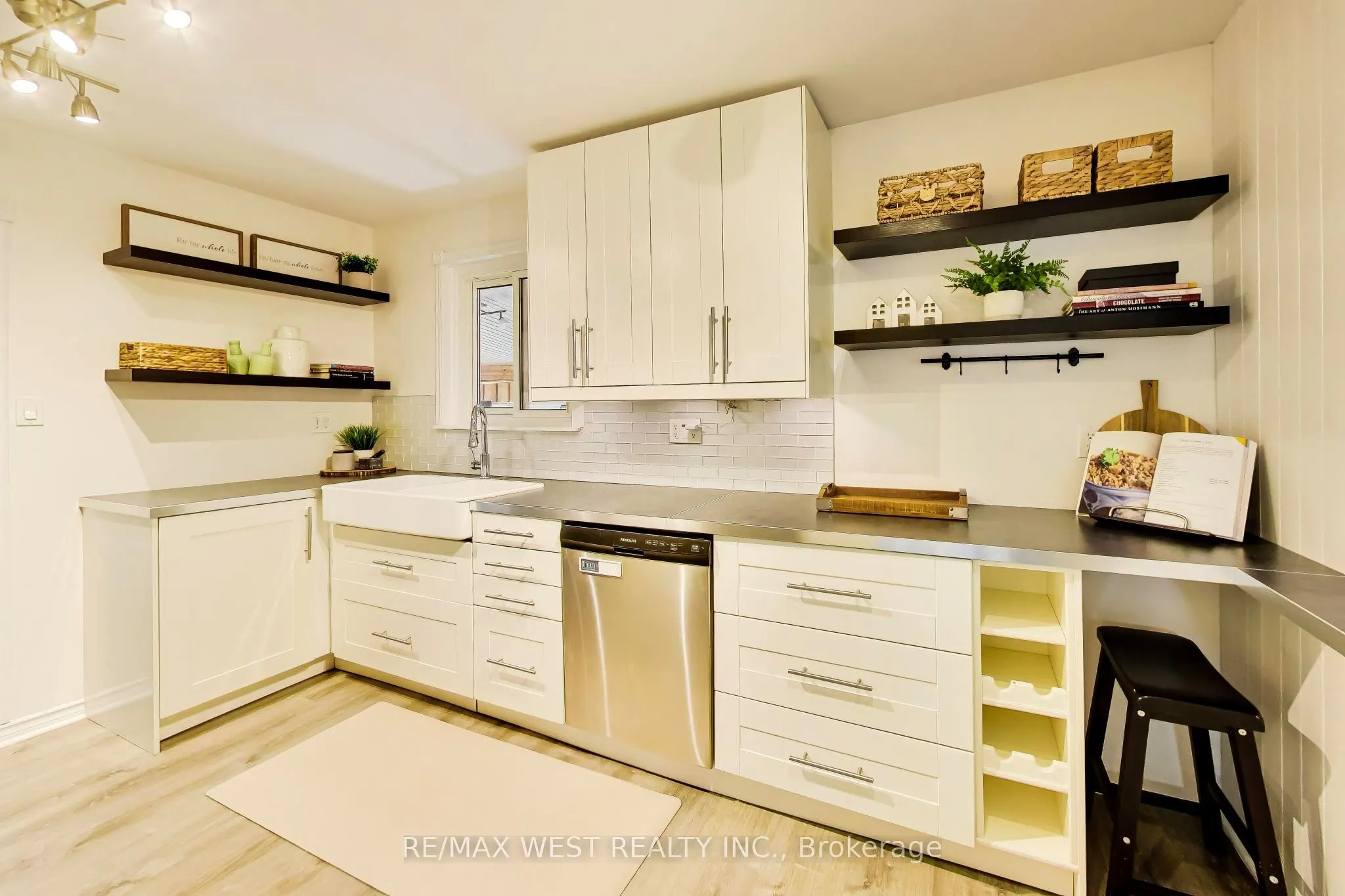 128 Roser Crescent