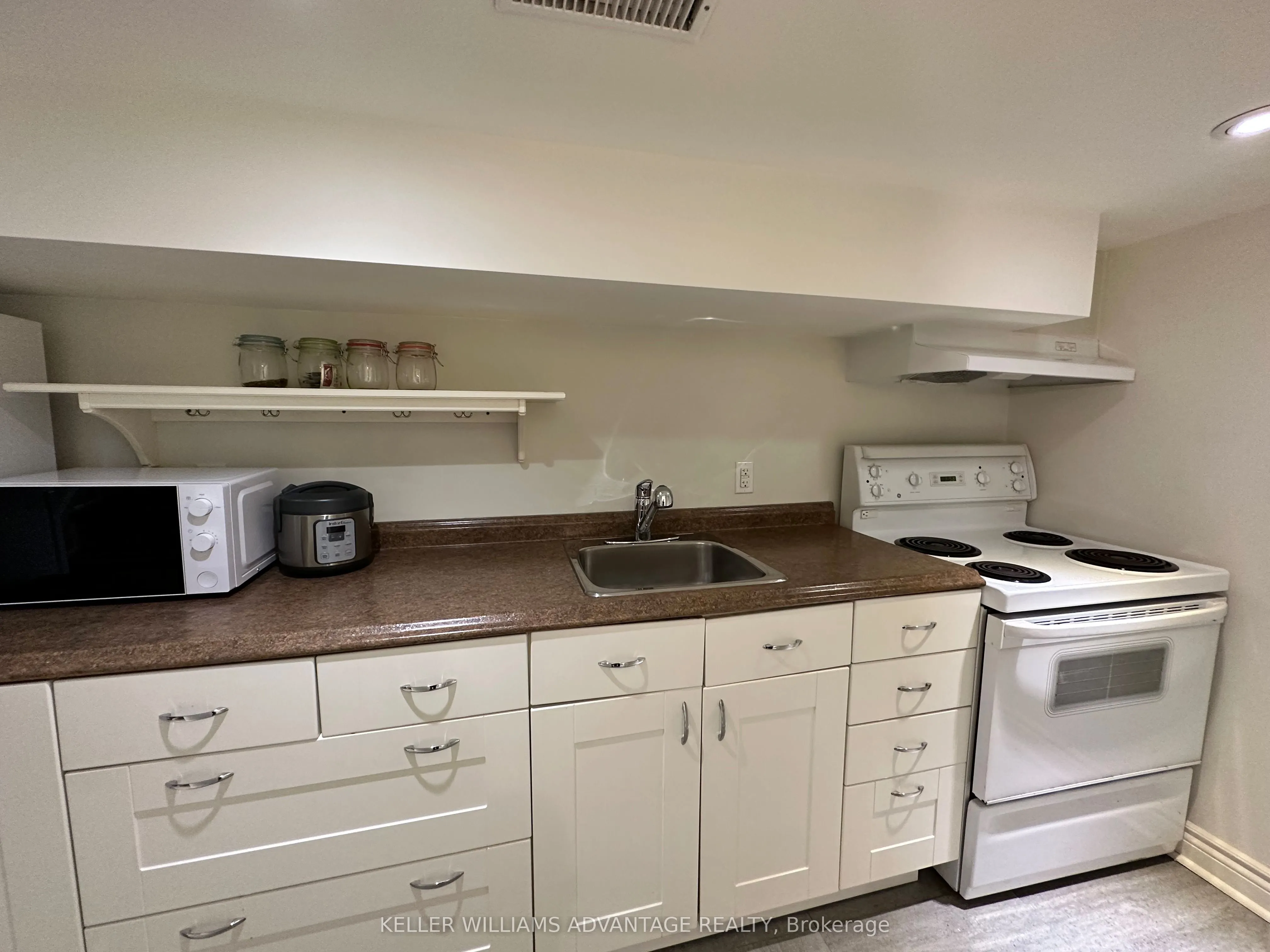 256 Woodbine Avenue #Lower