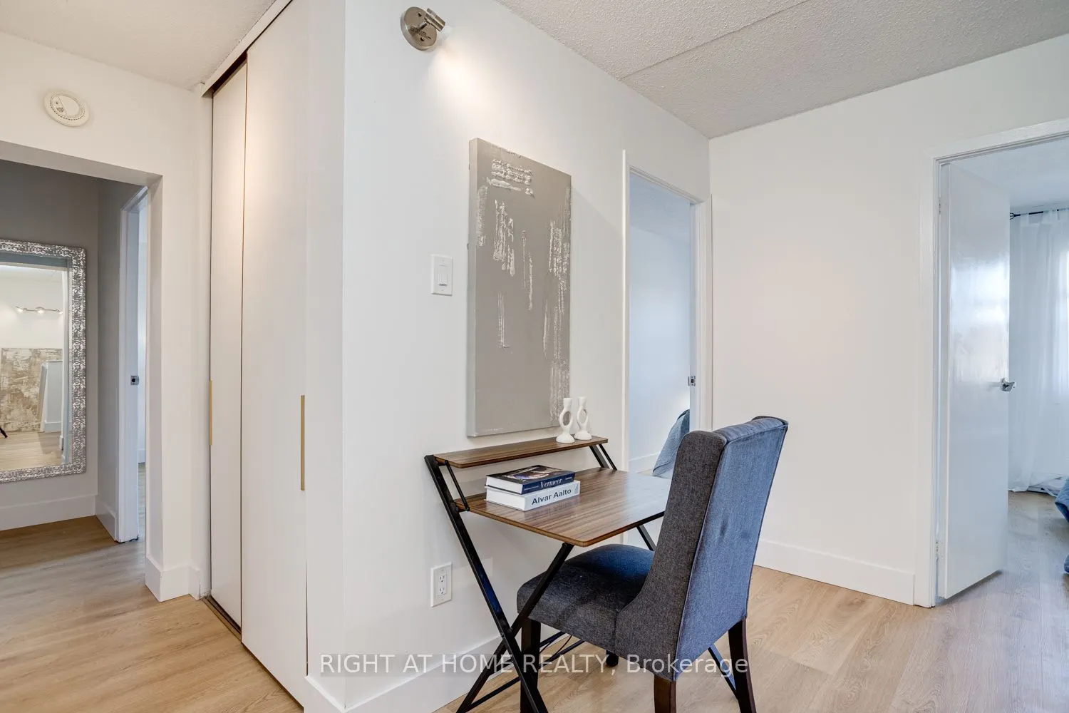 580 Mary Street E #207