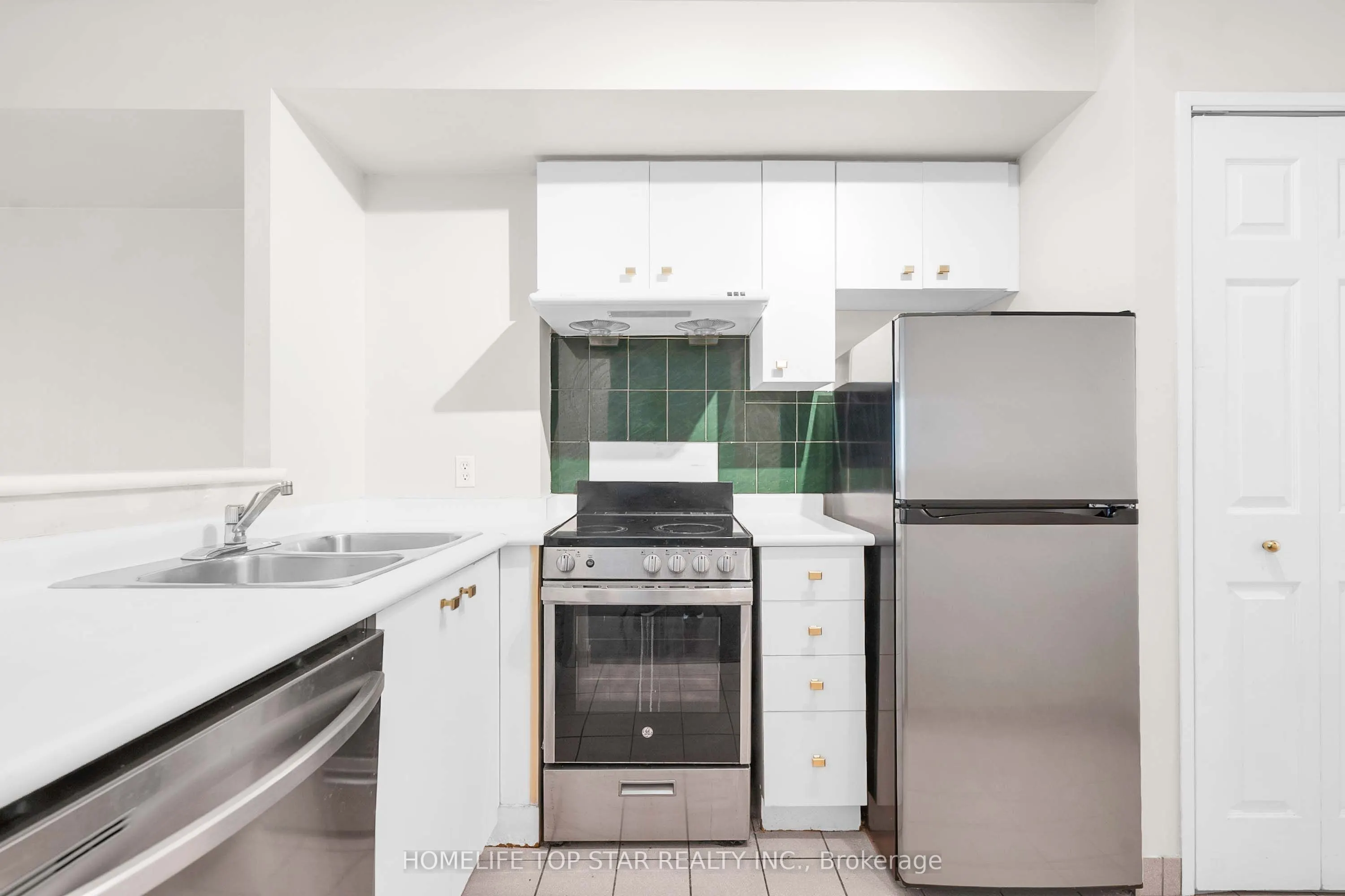 8 Lee Centre Drive #1011