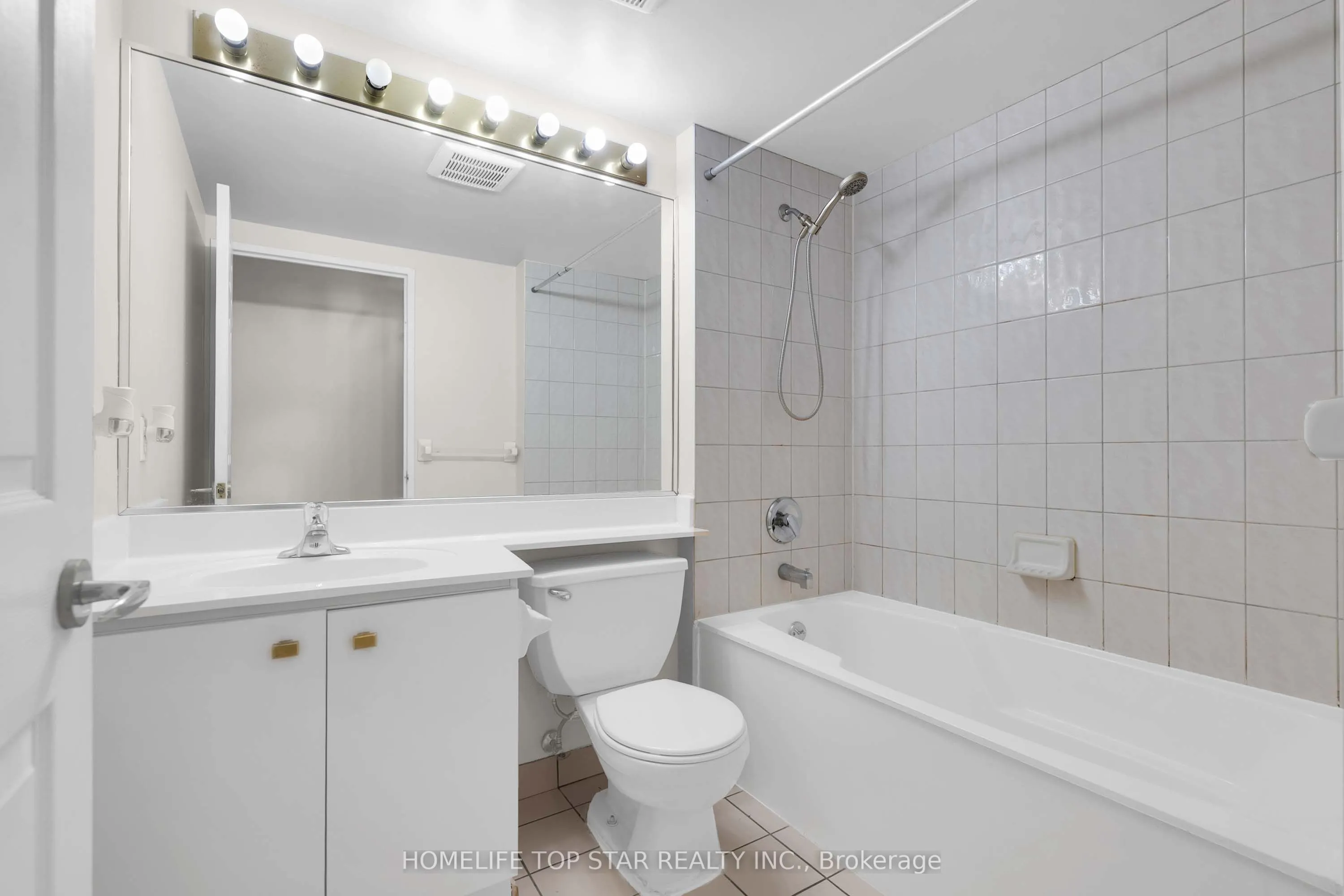 8 Lee Centre Drive #1011