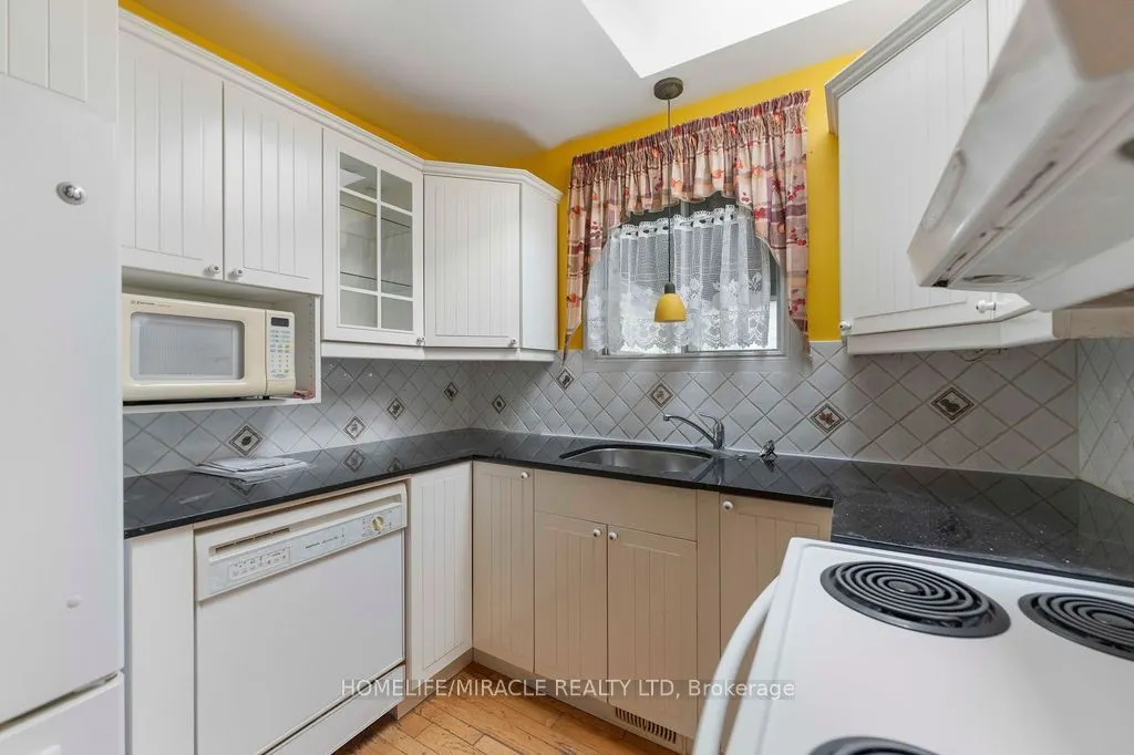 2033 Simcoe Street N