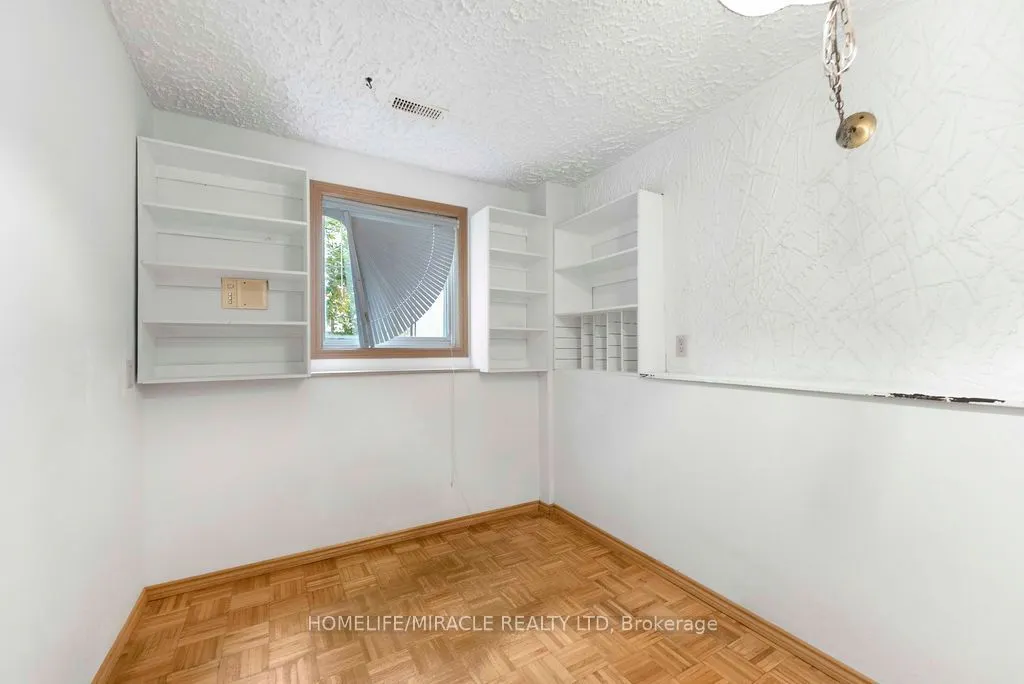 2033 Simcoe Street N