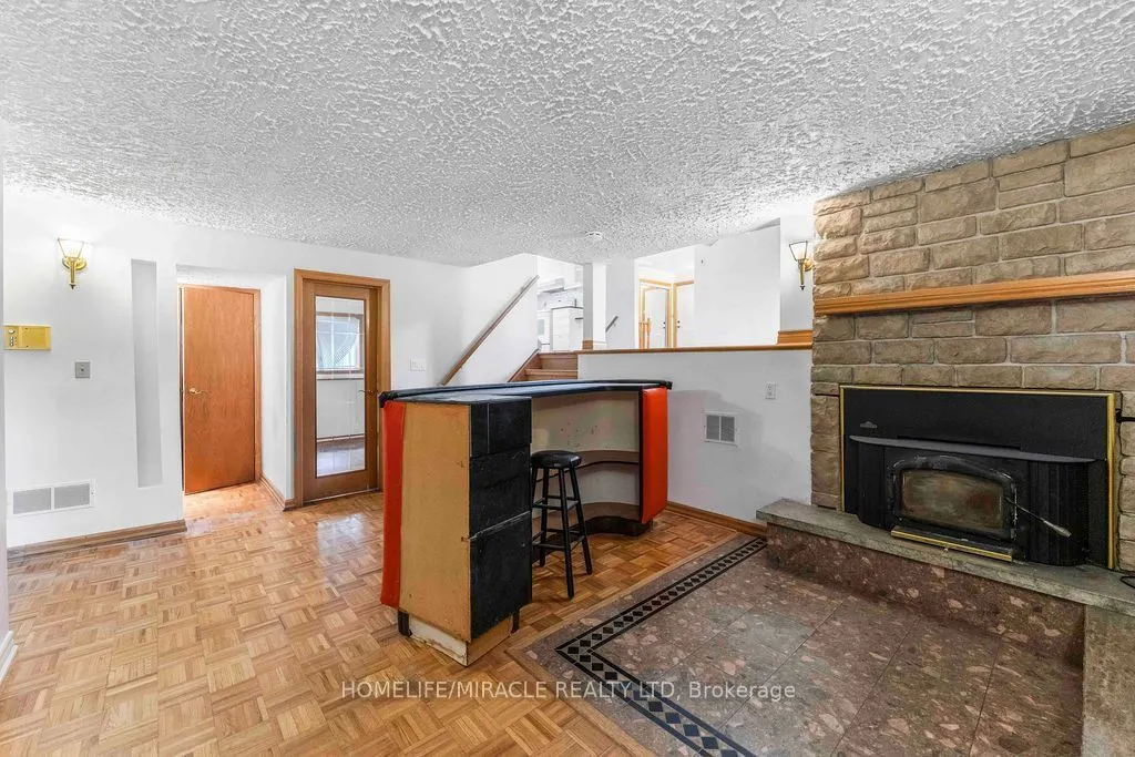 2033 Simcoe Street N