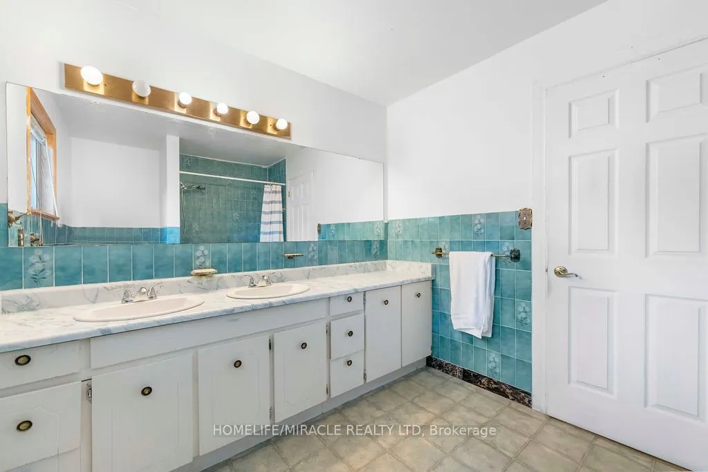 2033 Simcoe Street N