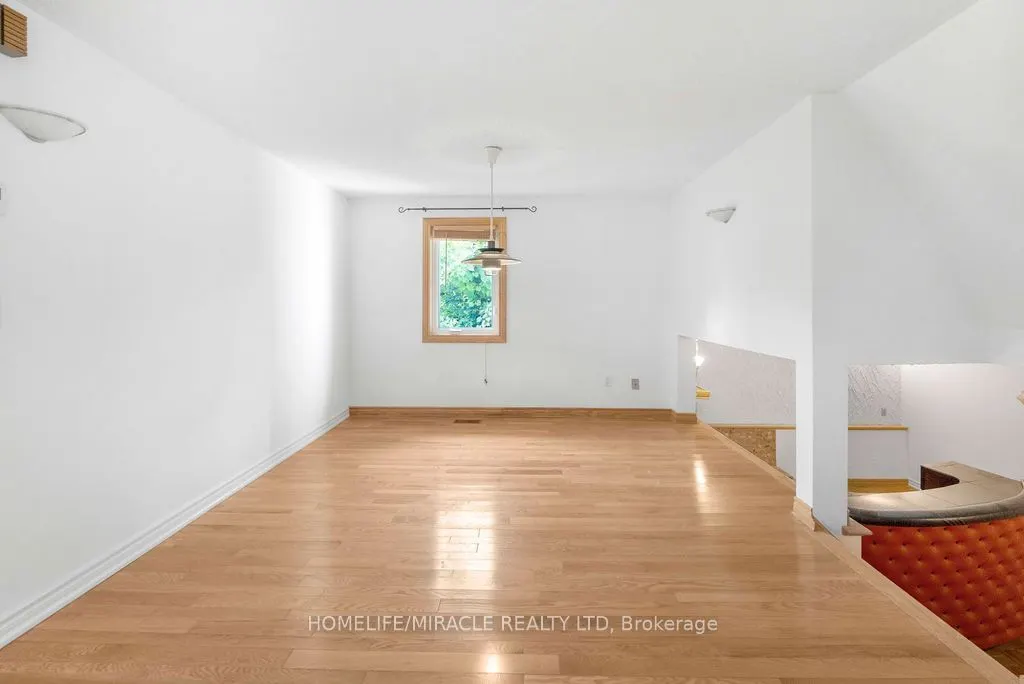 2033 Simcoe Street N