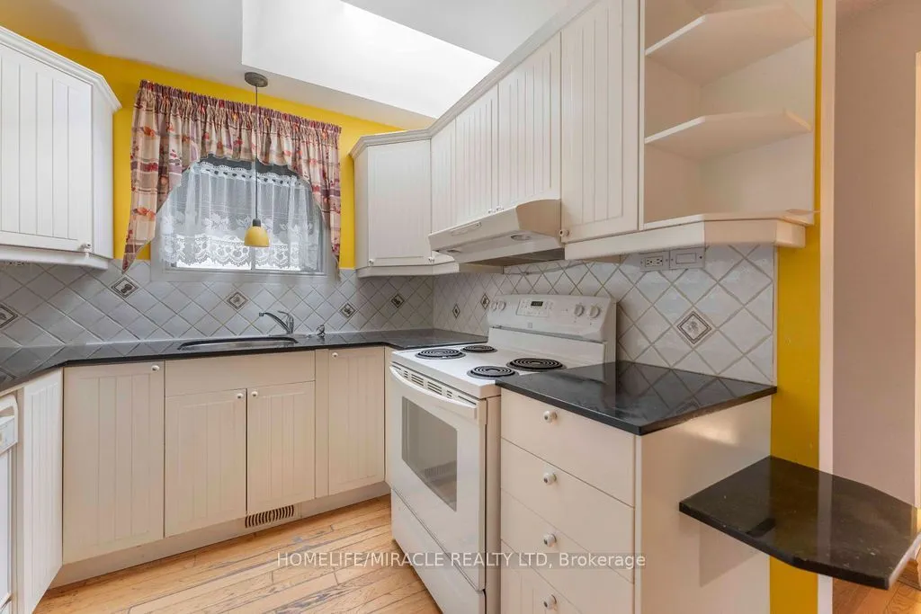 2033 Simcoe Street N