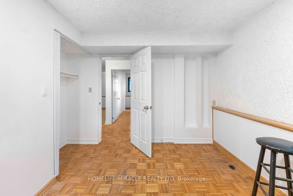 2033 Simcoe Street N