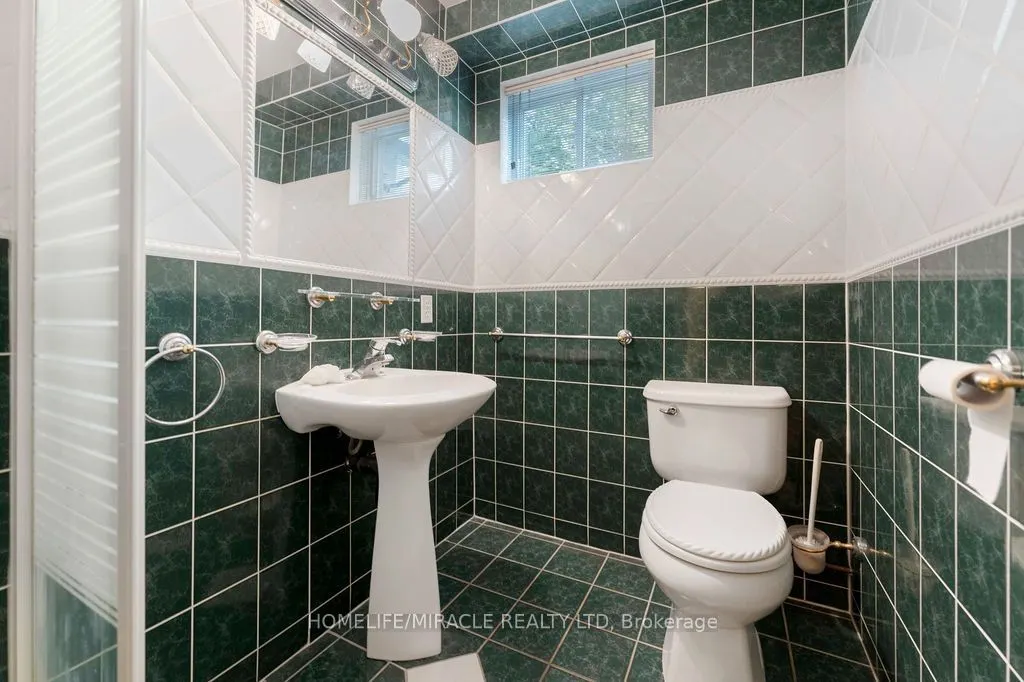 2033 Simcoe Street N