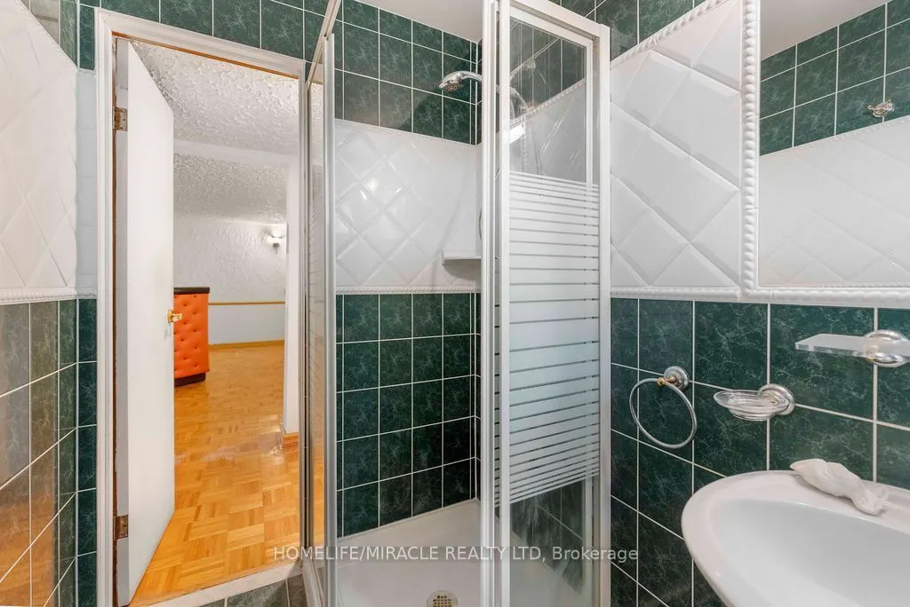 2033 Simcoe Street N