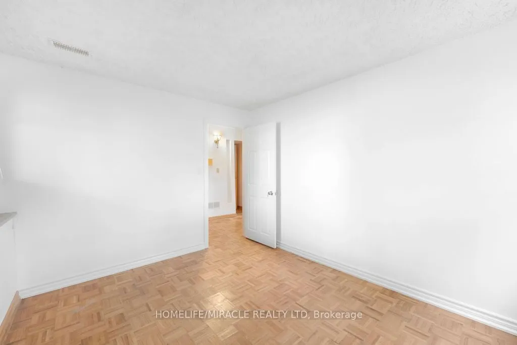 2033 Simcoe Street N