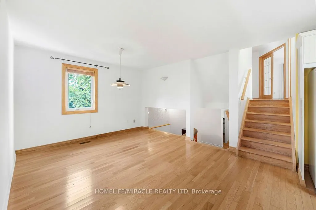 2033 Simcoe Street N