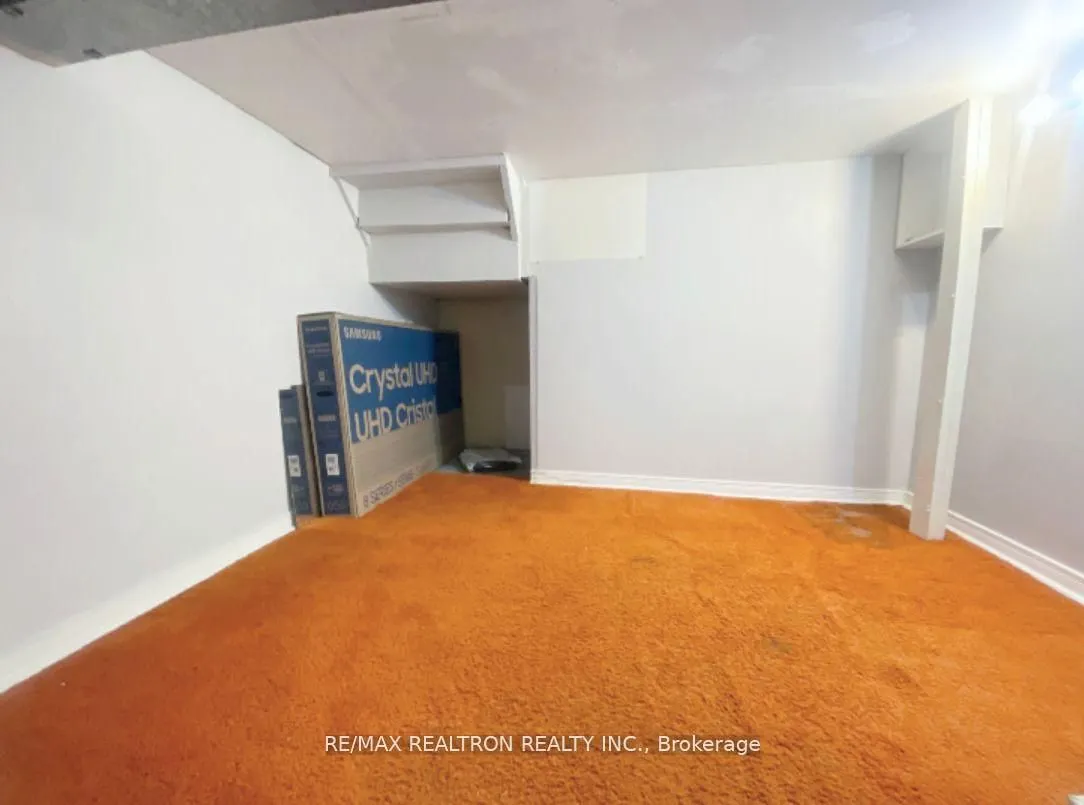 208 Roxanne Crescent #Lower