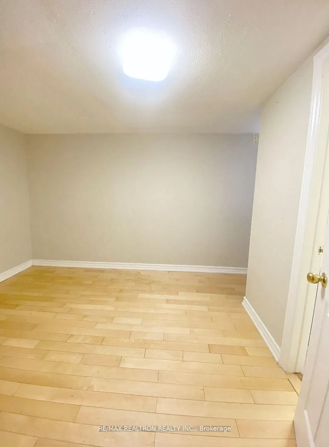 208 Roxanne Crescent #Lower
