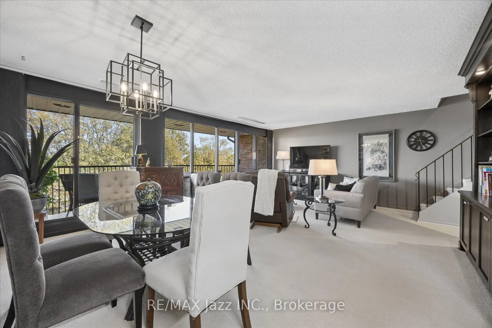 337 Simcoe Street N #405
