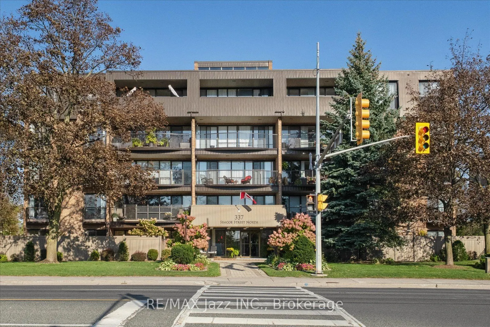 337 Simcoe Street N #405