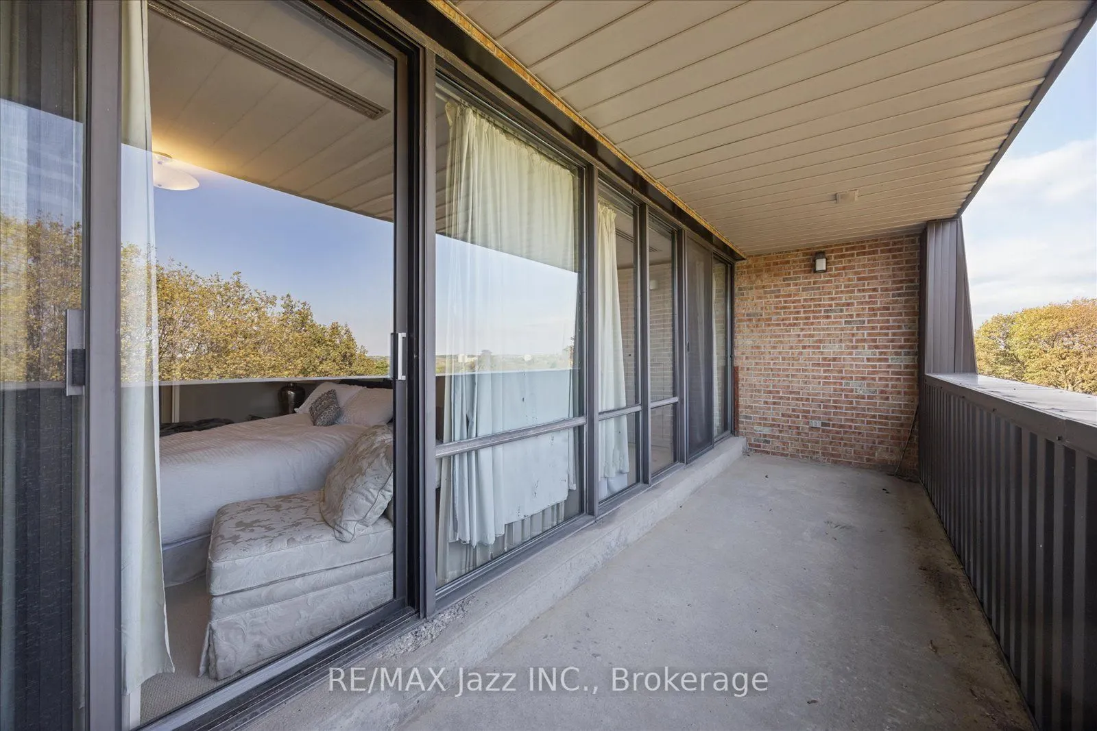 337 Simcoe Street N #405