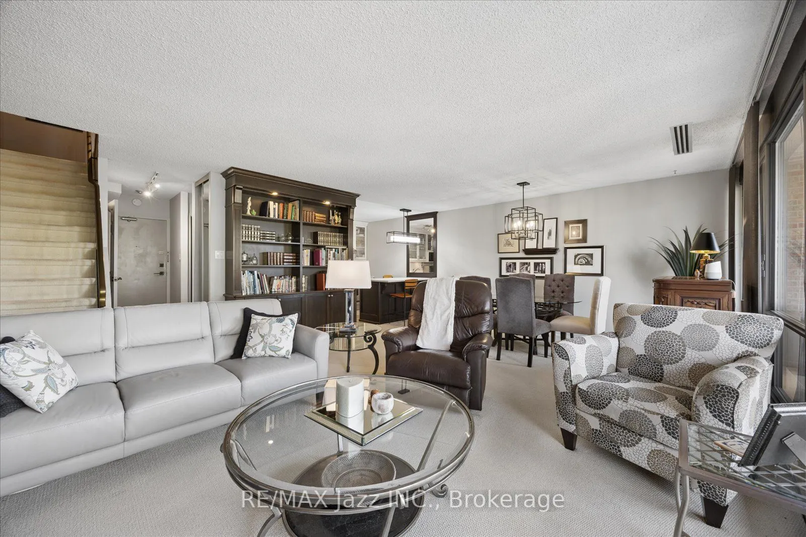 337 Simcoe Street N #405