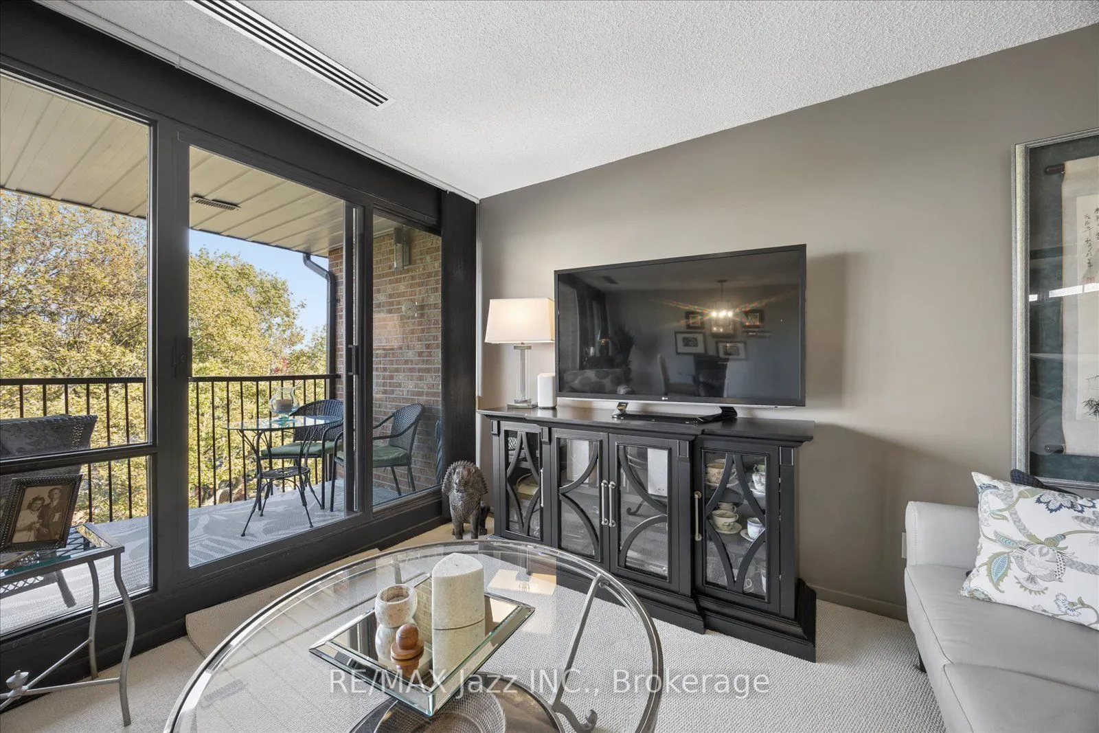 337 Simcoe Street N #405