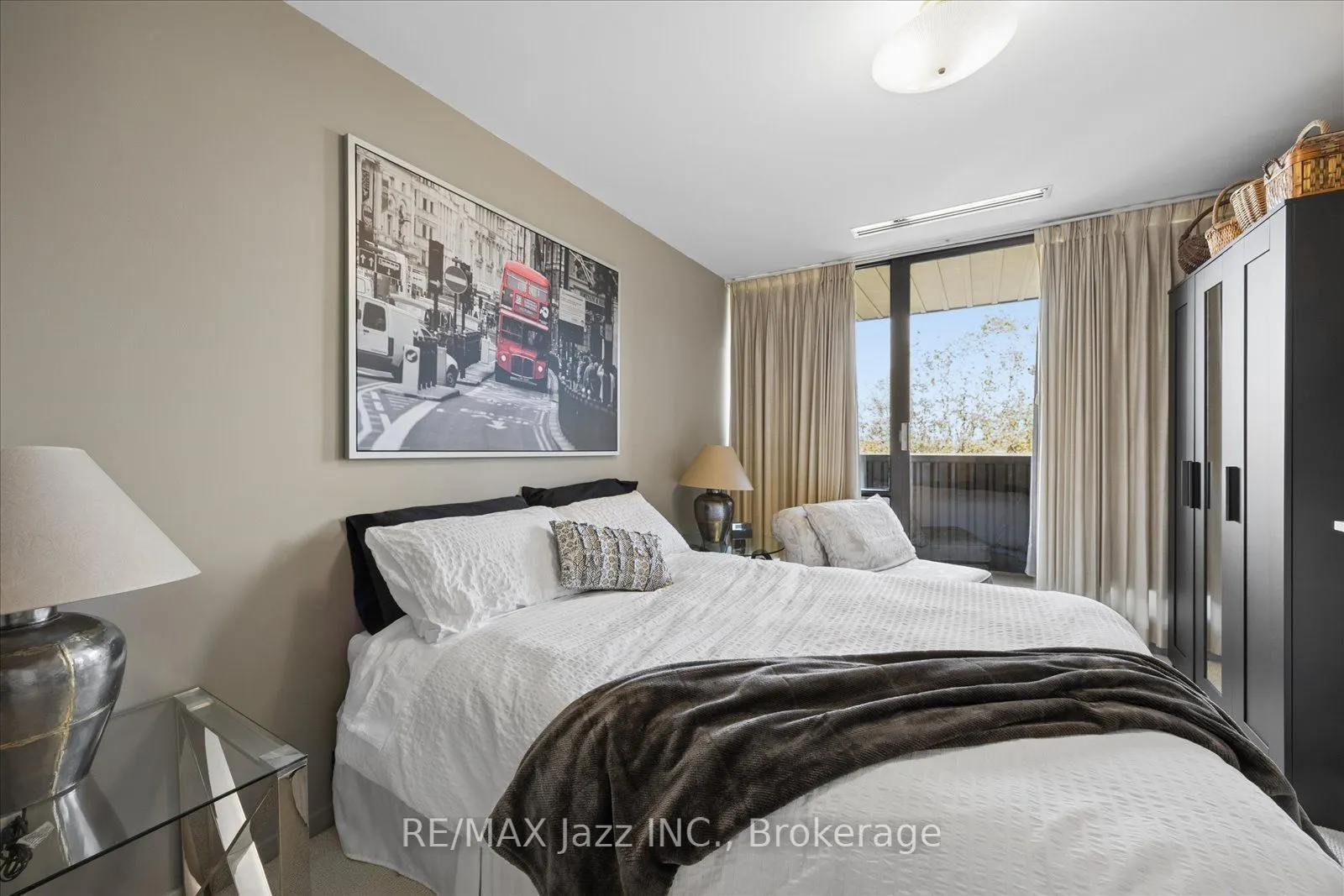 337 Simcoe Street N #405