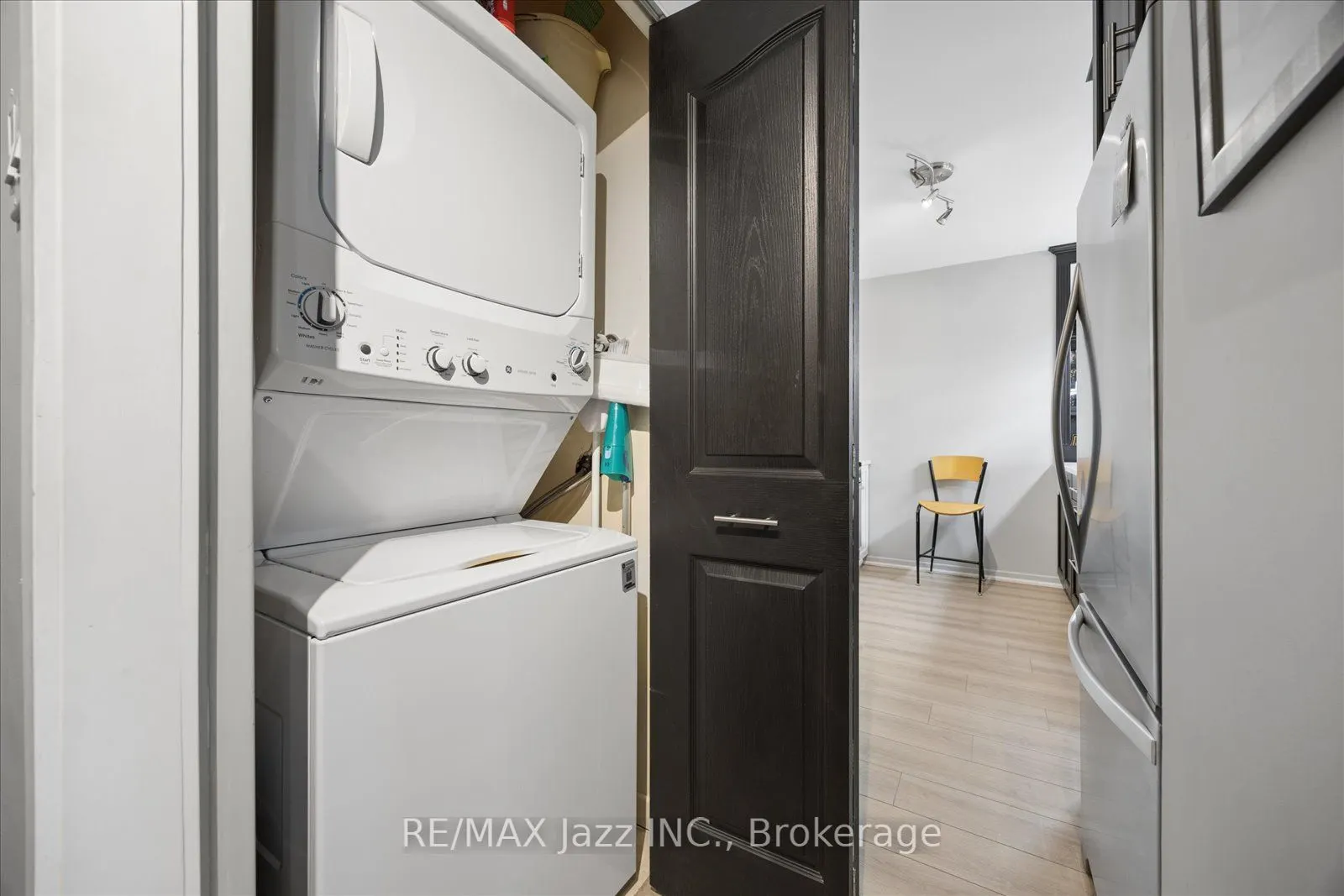 337 Simcoe Street N #405