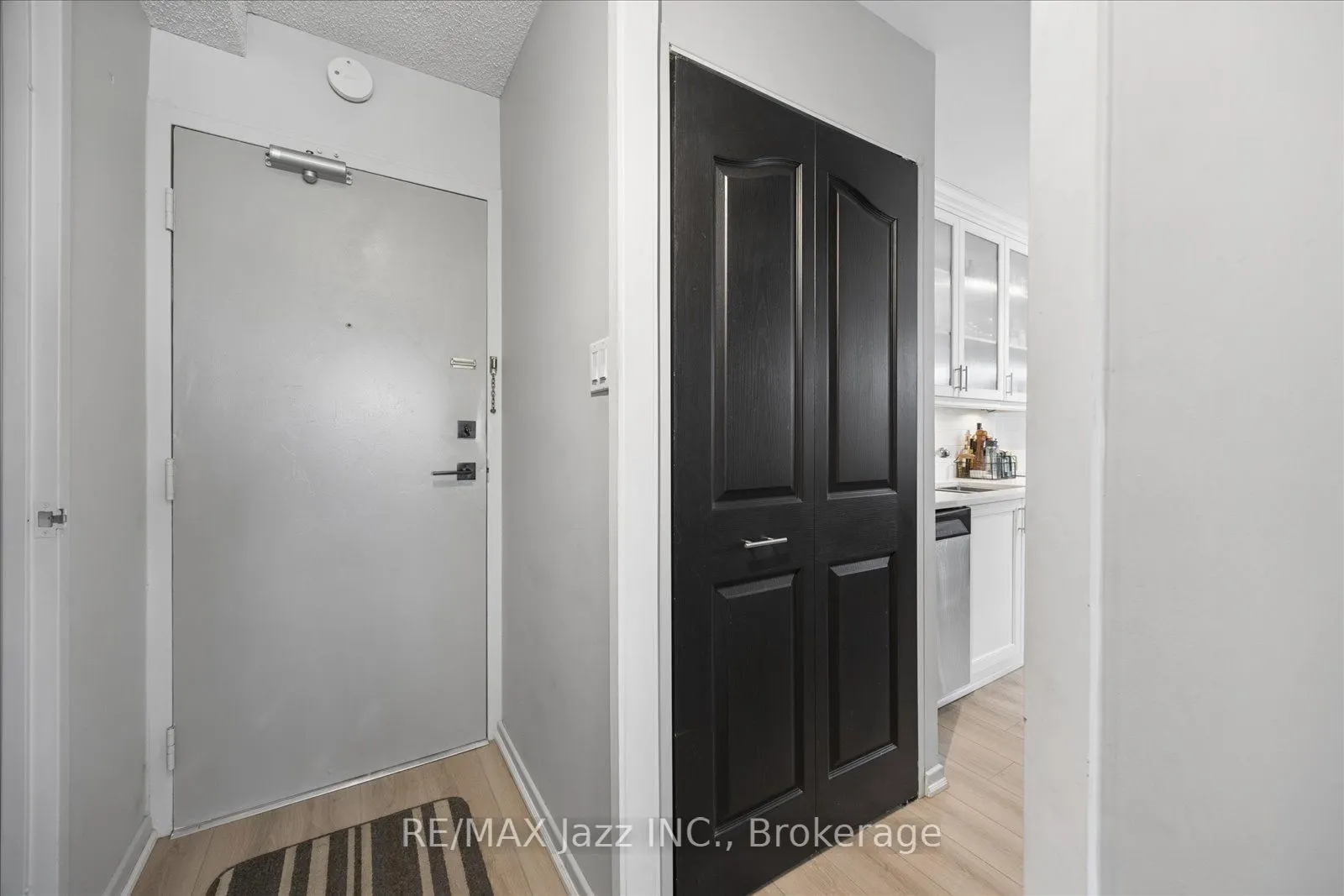 337 Simcoe Street N #405