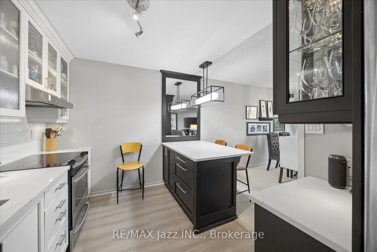 337 Simcoe Street N #405