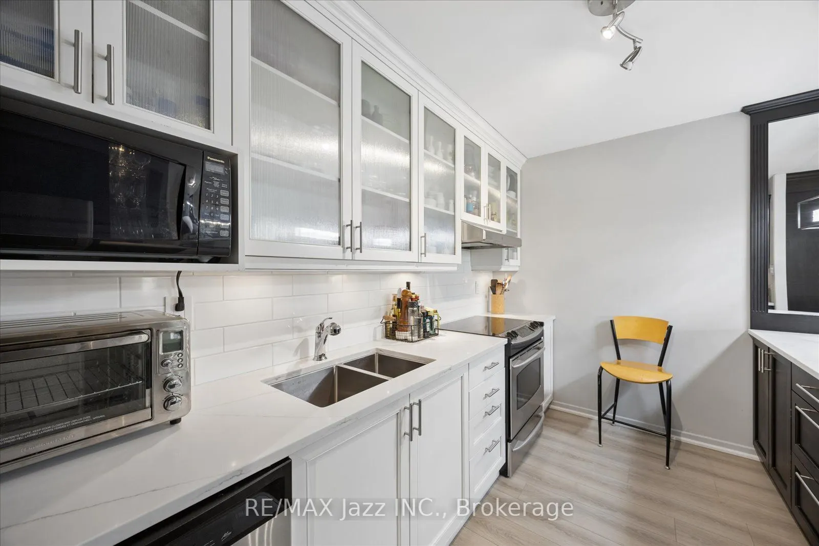 337 Simcoe Street N #405